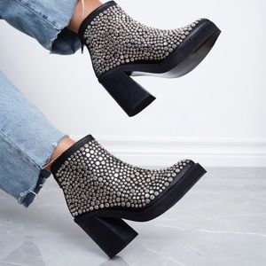 Ankle Boots with stubs details